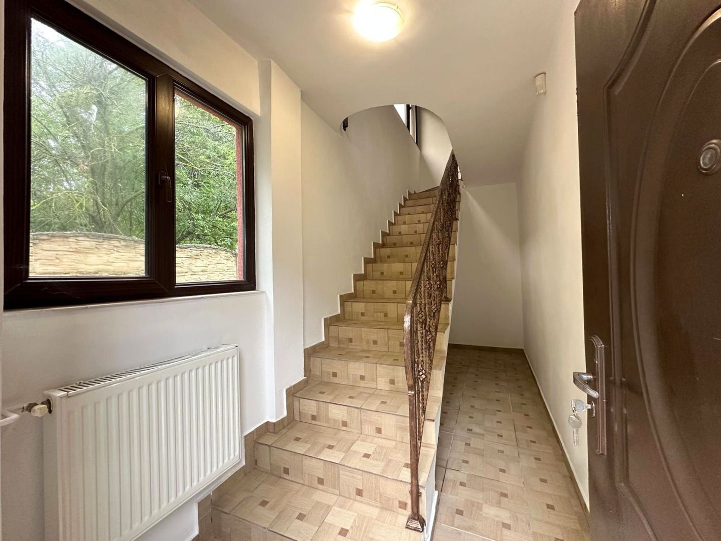 Inchiriere casă complet renovată cu 4 camere  Băneasa, Sector 1 - imaginea 2