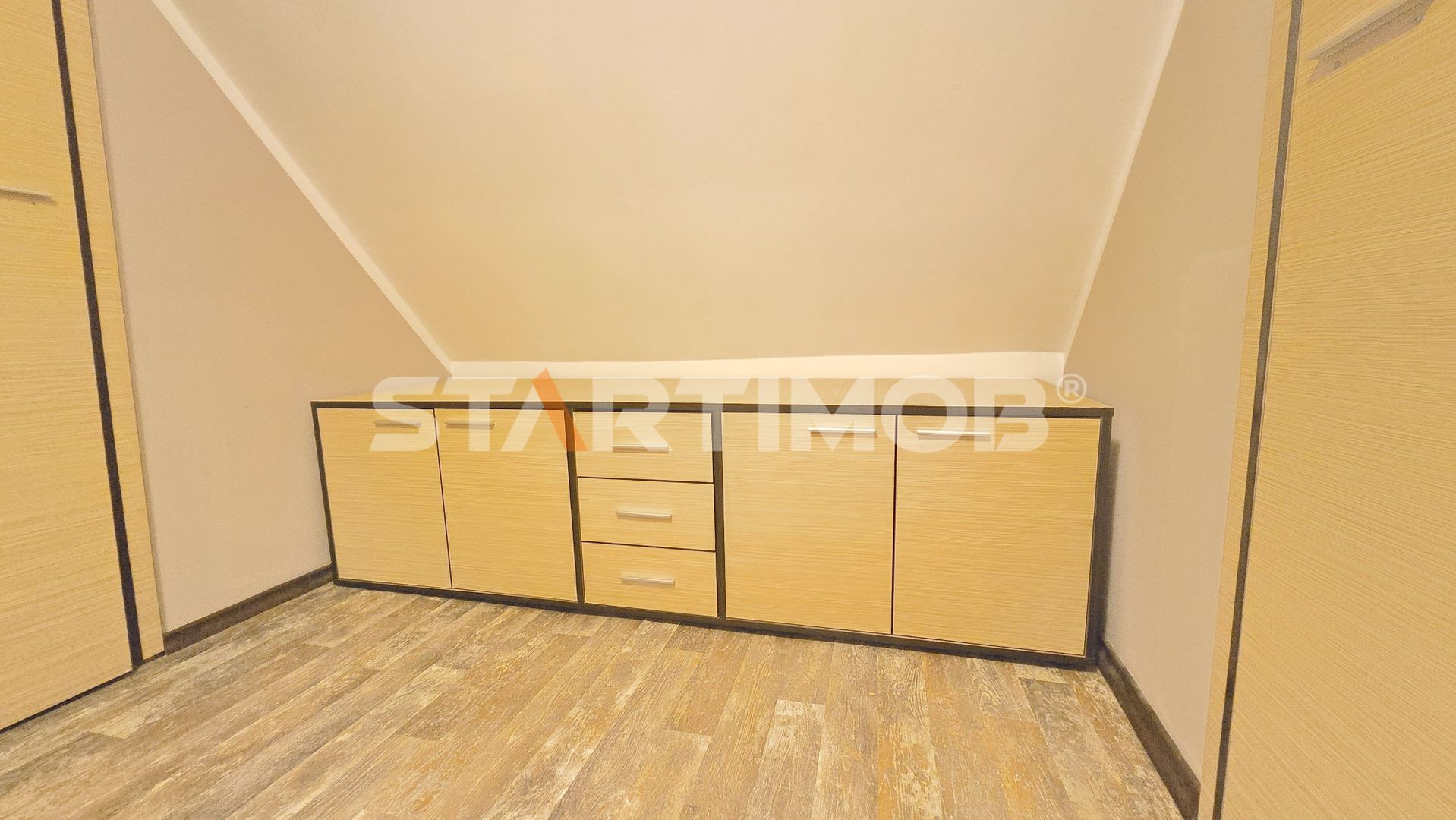 Apartament cu  trei camere la casa