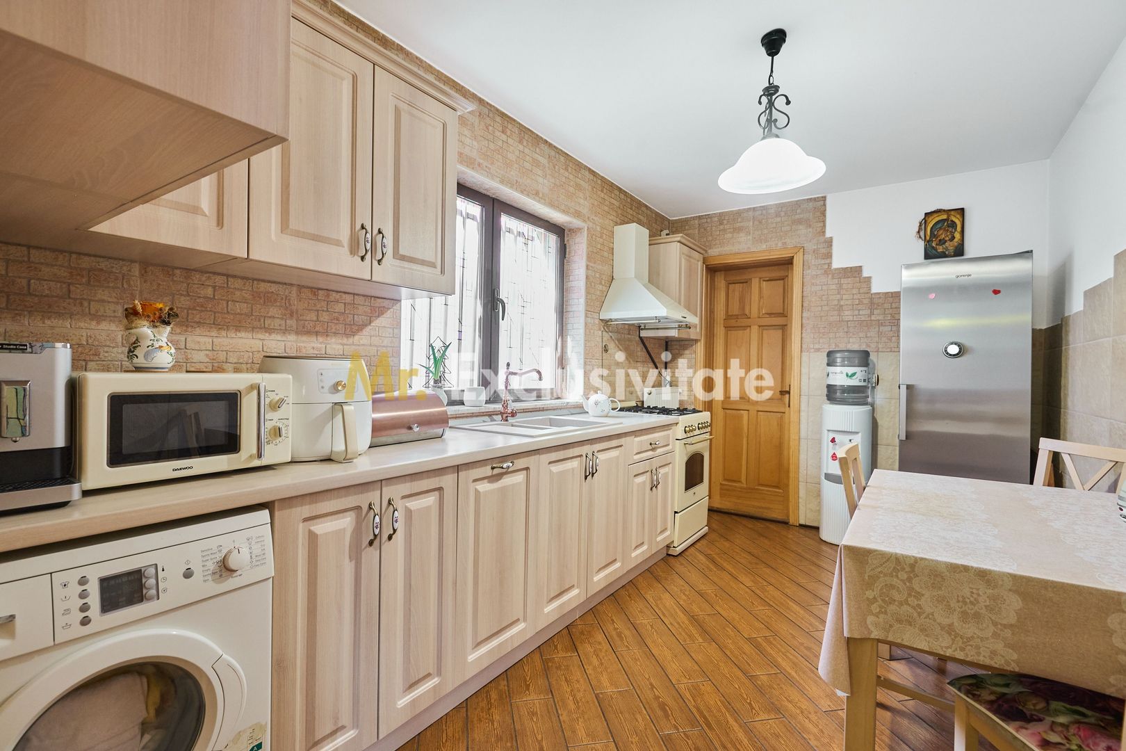 Casa + 305 mp teren curte proprie in zona rezidentiala Gavana - imaginea 6