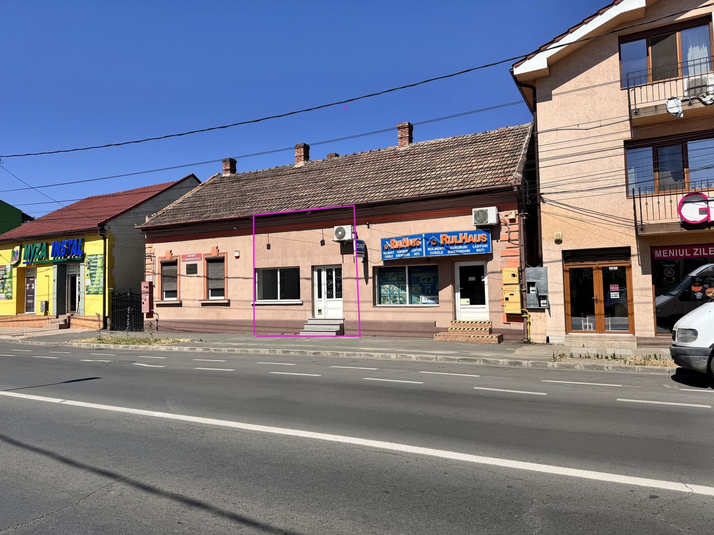 Locație excelentă: Spațiu comercial  Reprezentanță sau Închiriere.
