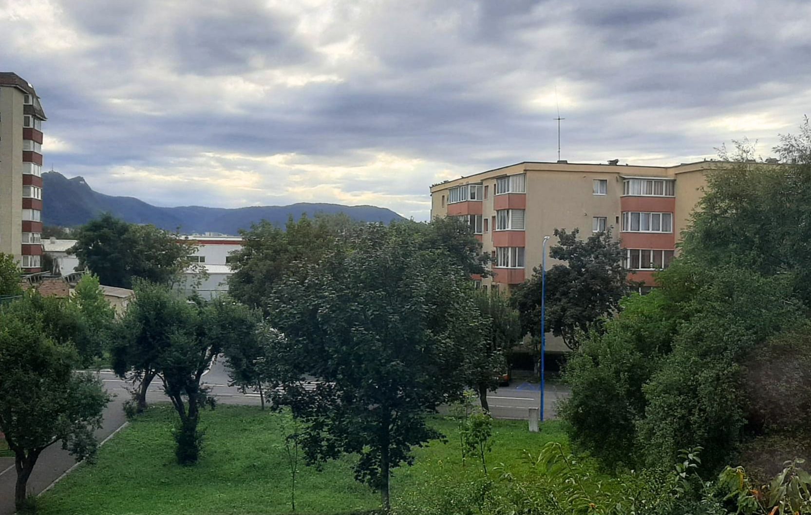 Apartament Renovat 2 Camere + Boxă 7 MP  Vedere Superbă spre Tâmpa - imaginea 3