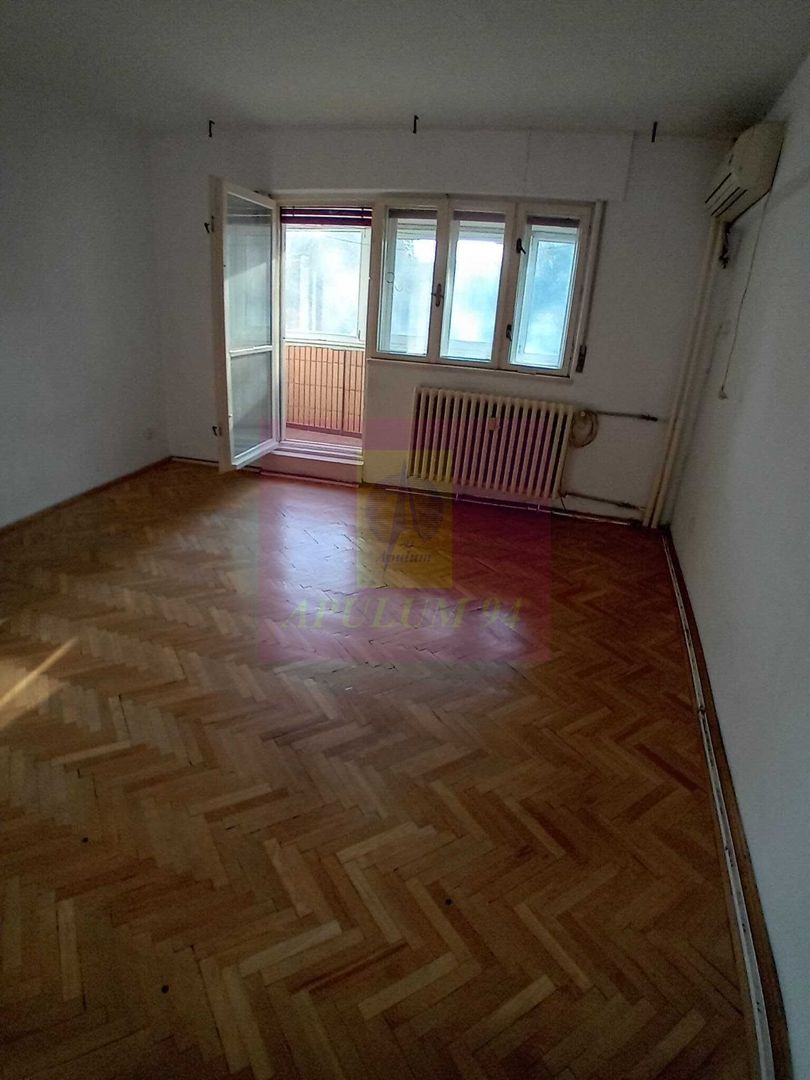 Vanzare apartament de 4 camere la Casa Poporului-stradal