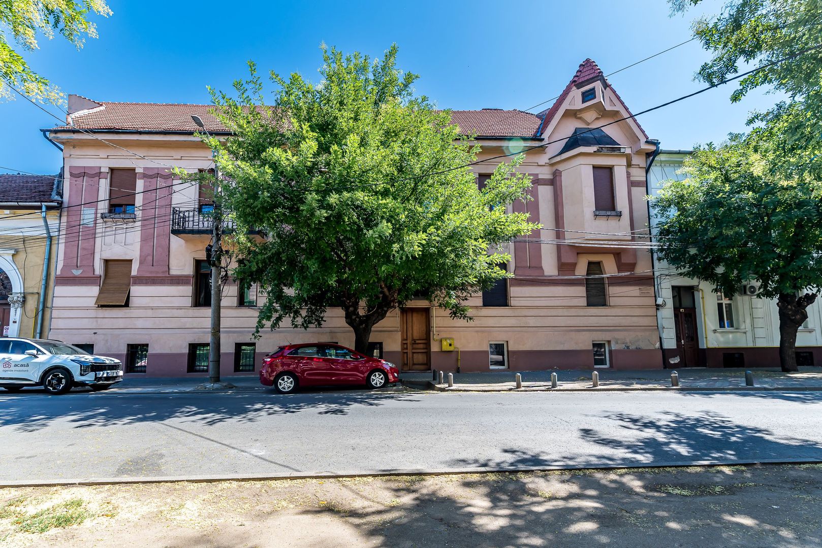 Imagine 1 - Apartament cu 4 camere si terasa si curte proprie, langa primarie