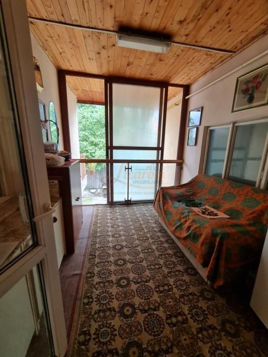 Proprietate individuala-3 apartamente,spatiu comercial,garaje,gradina,curte - imaginea 14