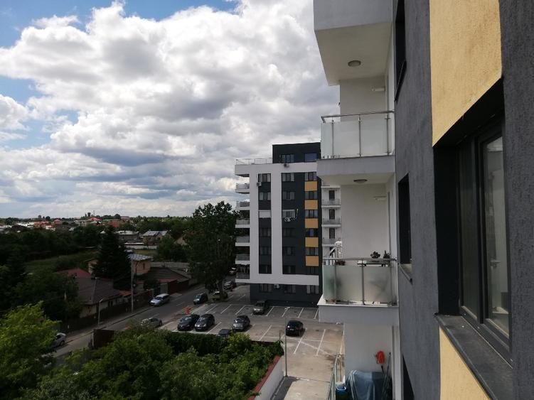 Vând apartament cu 2 camere, decomandat nou  + loc de parcare, situat in complex