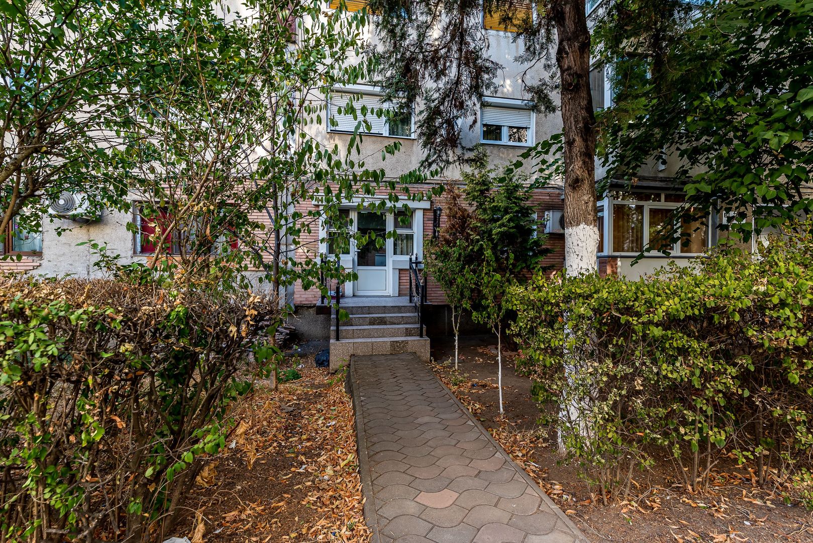 Imagine 2 - Apartament 4 camere la parter, acces direct din stradă in Micalaca