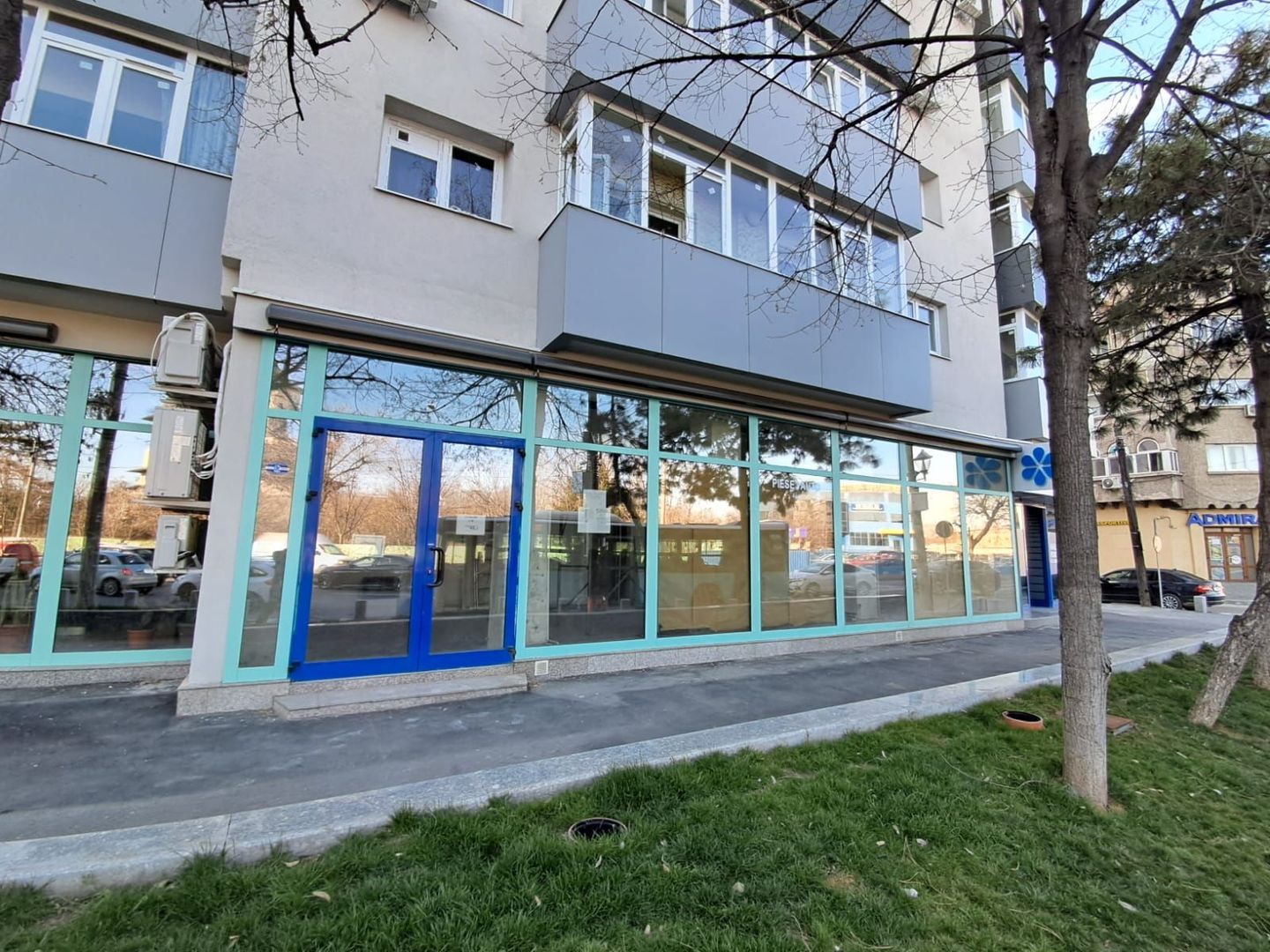 Spatiu comercial vitrina de 20 M - Metrou Eroii Revolutiei S143