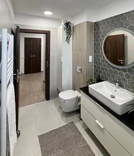 Un apartament în care priveliștea către Tâmpa face parte din experiența de zi cu - imaginea 9