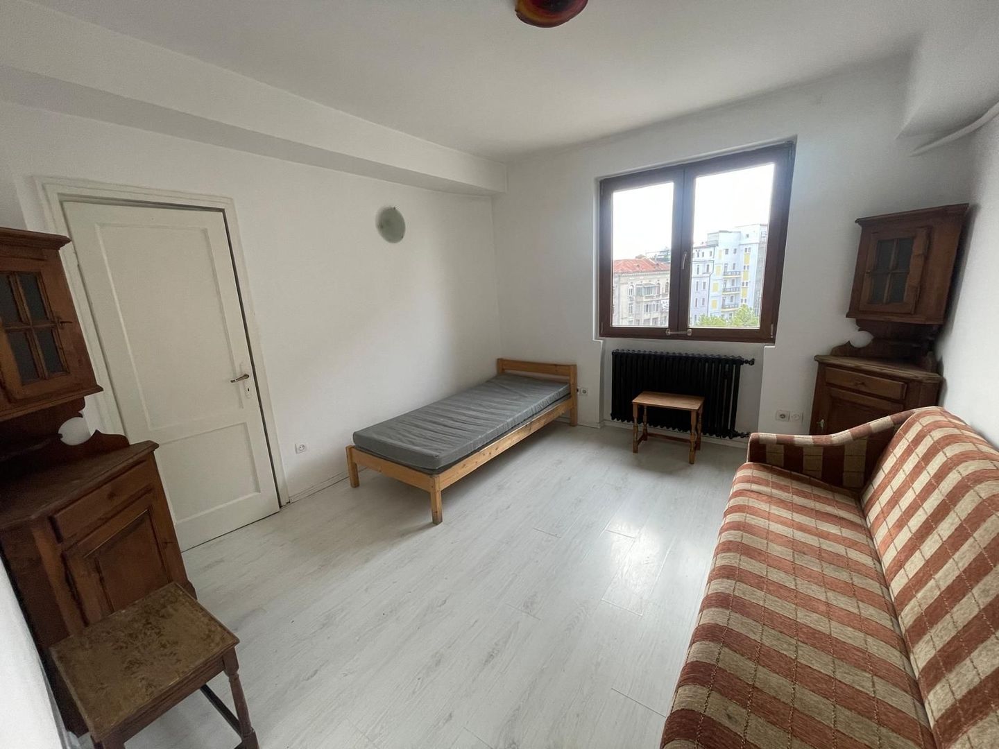 Central Coltea apartament 3 cmaere de inchiriat