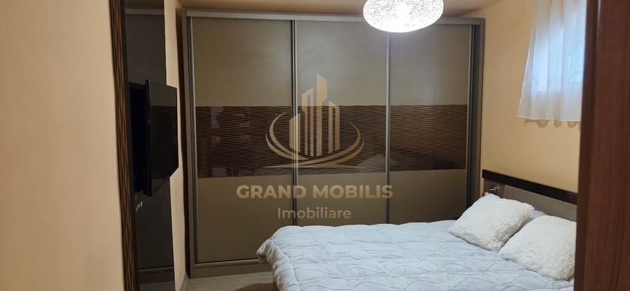 Casă din cărămidă cu spațiu comercial la stradă, garaj și curte - imaginea 9