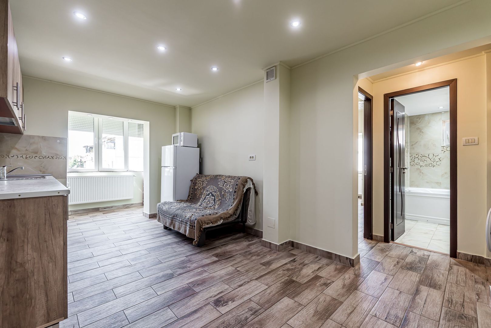 Imagine 2 - REZERVAT! Ap 2 camere, renovat, 2 balcoane. Cartier Alfa Arad
