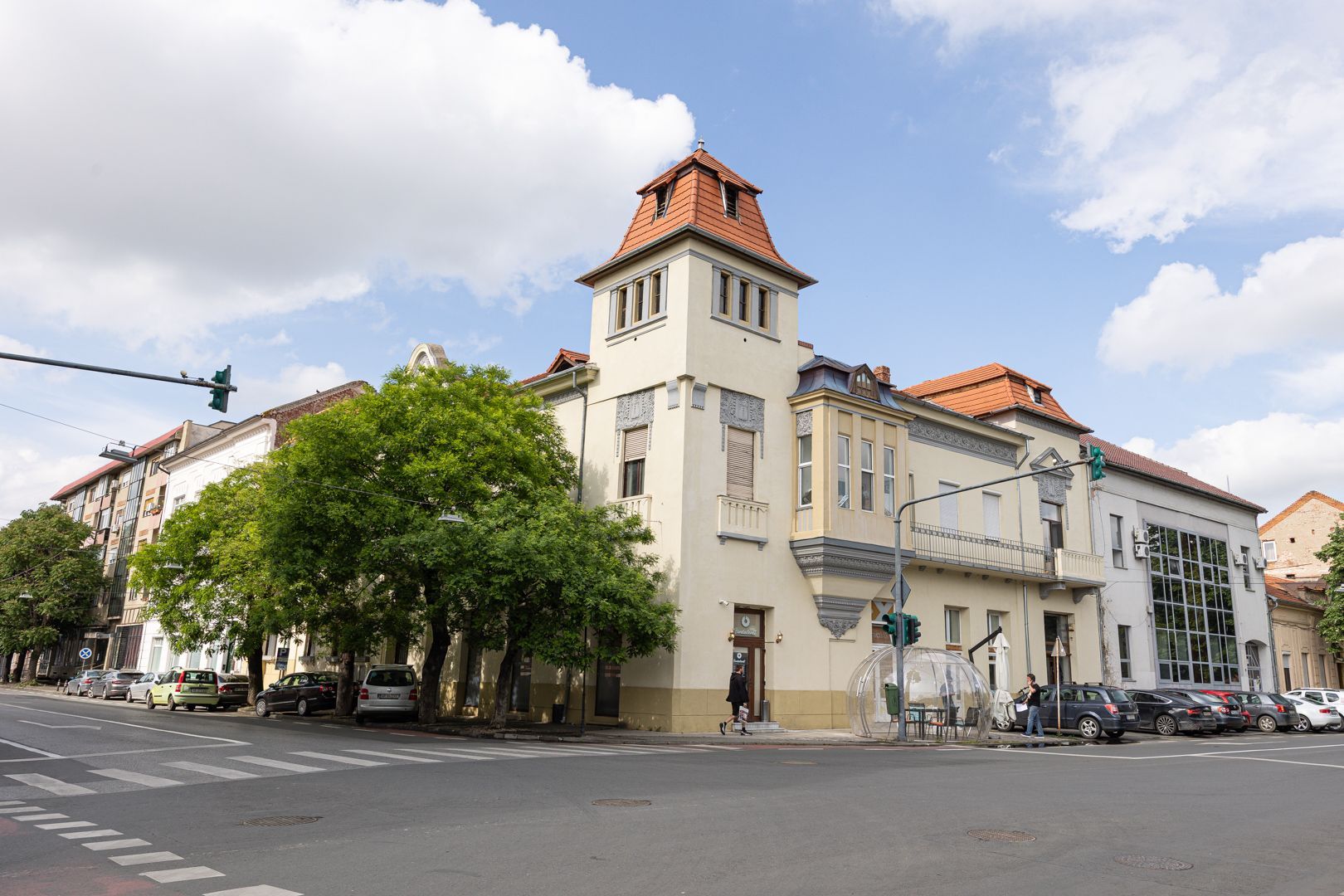 Raritate! Apartament cu 4 camere str, Mărășesti colț cu Episcopiei