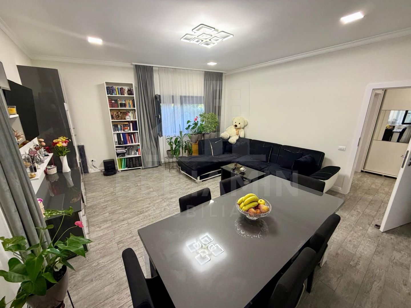 Apartament decomandat deosebit 3 camere 2 bai bloc 2020 cu parcare - imaginea 2