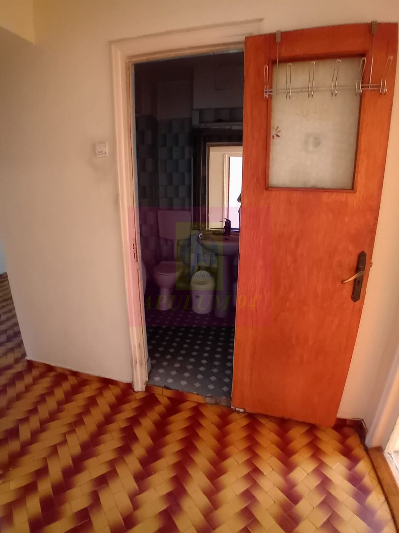 Vanzare apartament de 4 camere la Casa Poporului-stradal