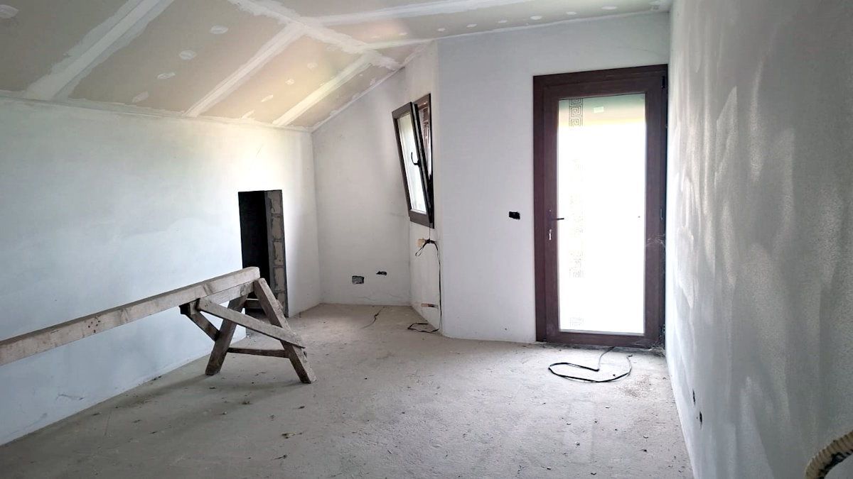 Casă tip vilă cu teren 2426 mp în Matca – oportunitate la 115.000 € - imaginea 3