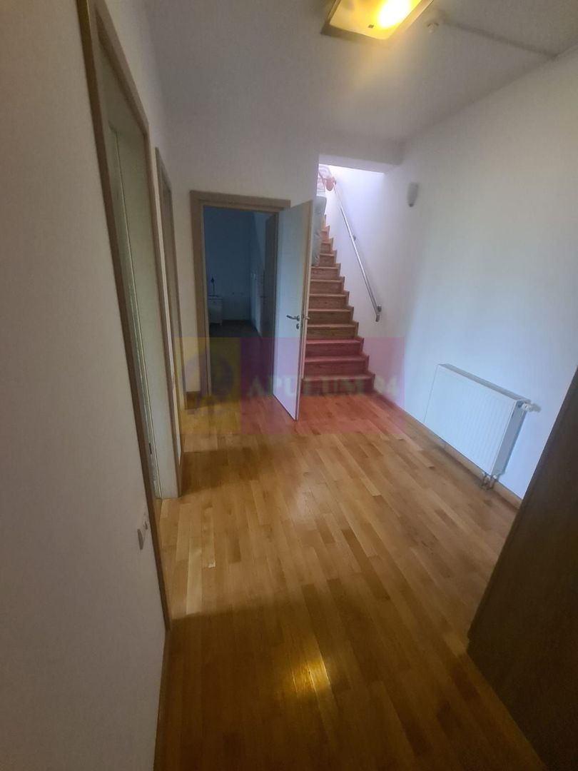 Vila de vanzare cu 6 camere in Cornu (teren 6.600 mp)