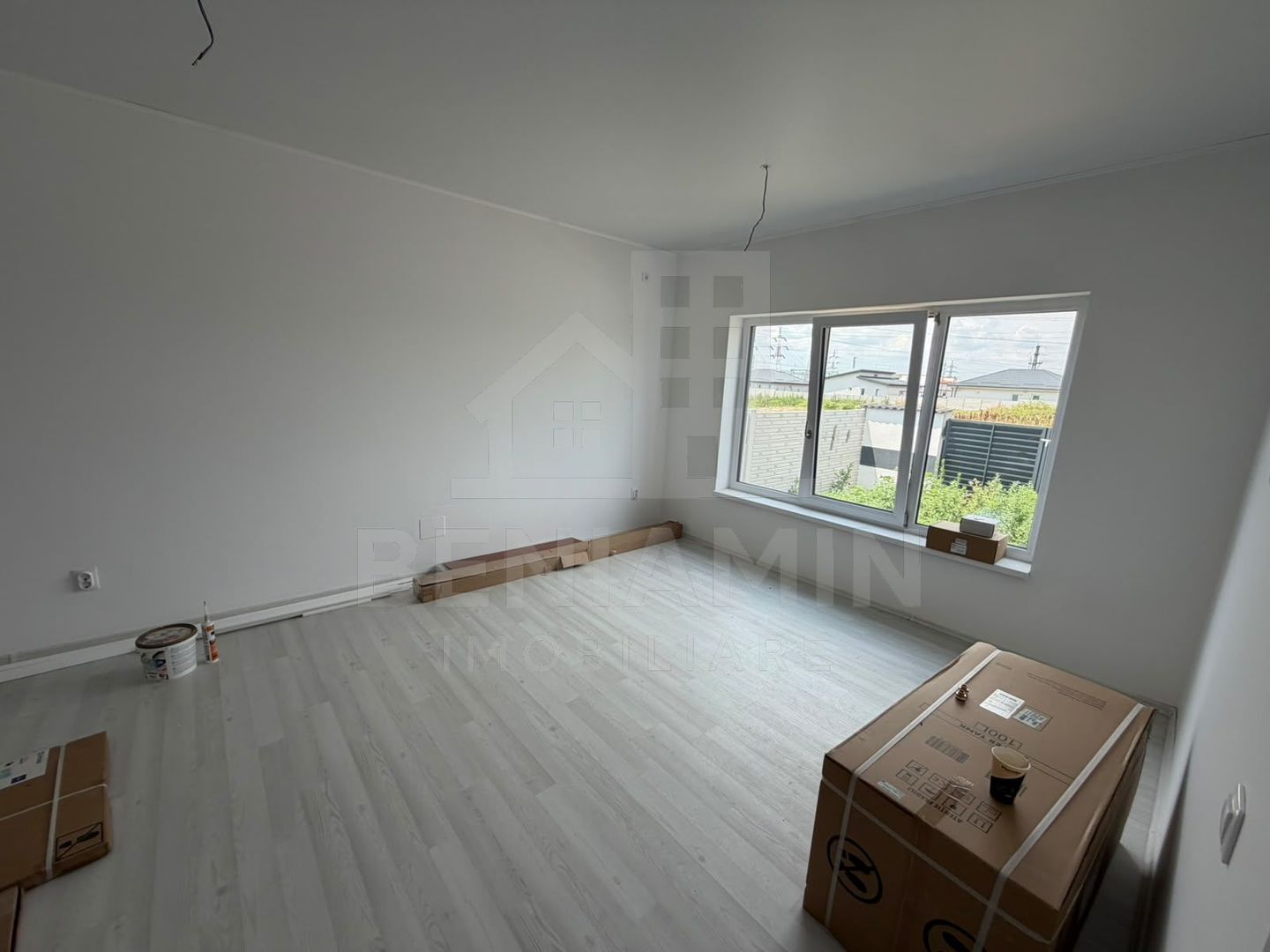 Casa-3 Dormitore-3 bai-Teren 300mp-Damila str Ficusului-La cheie - imaginea 3