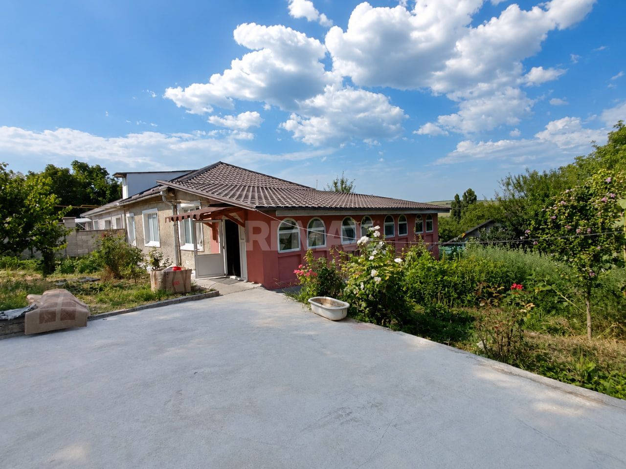 Strășeni.  Apartament la sol cu 3 dormitoare + living, teren și garaj.