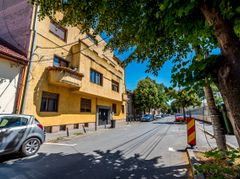 Apartament în centru cu acces auto și garaj propriu