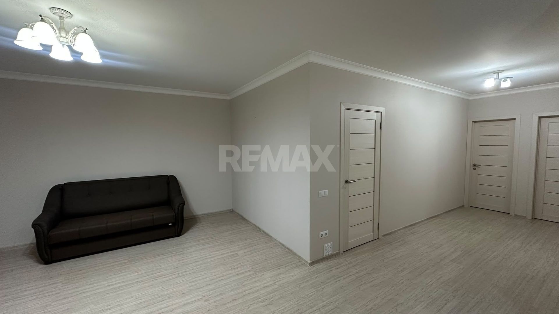 De vinzare Apartament 2 camere si balcon + living cu logie - imaginea 20