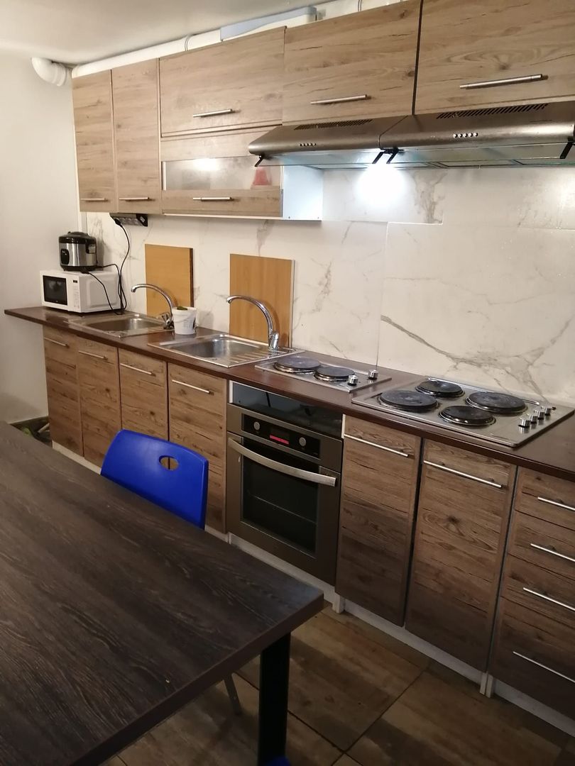 Etaj de inchiriat/ camere+ bai/bucatarie/spalatorie