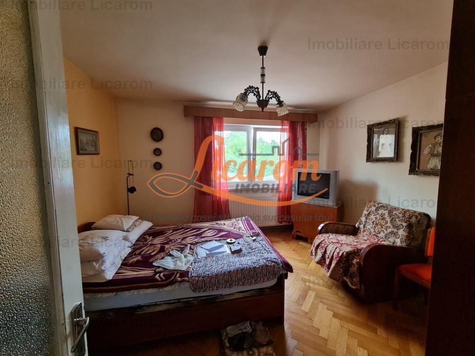Proprietate individuala-3 apartamente,spatiu comercial,garaje,gradina,curte - imaginea 7