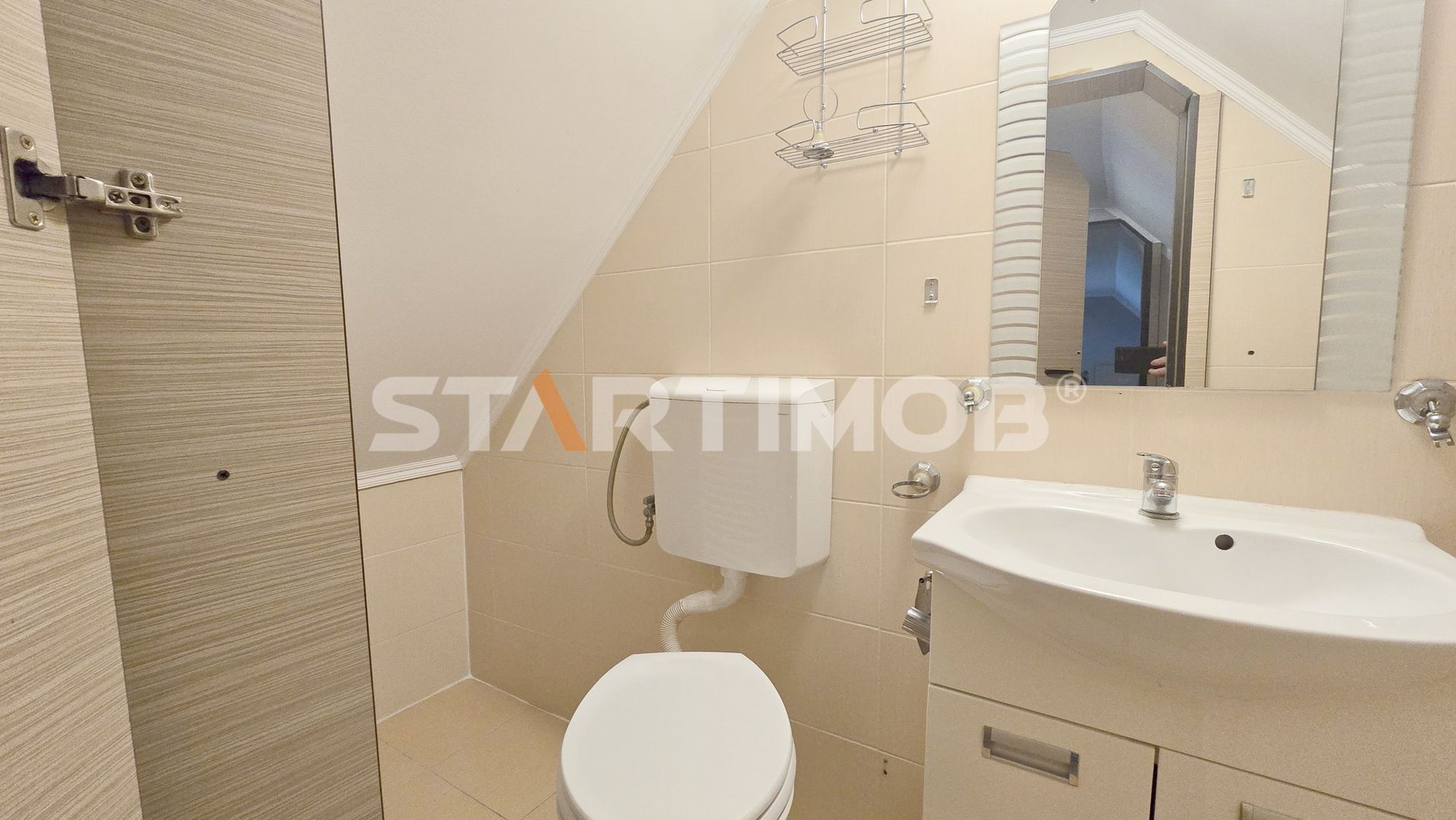 Apartament cu  trei camere la casa