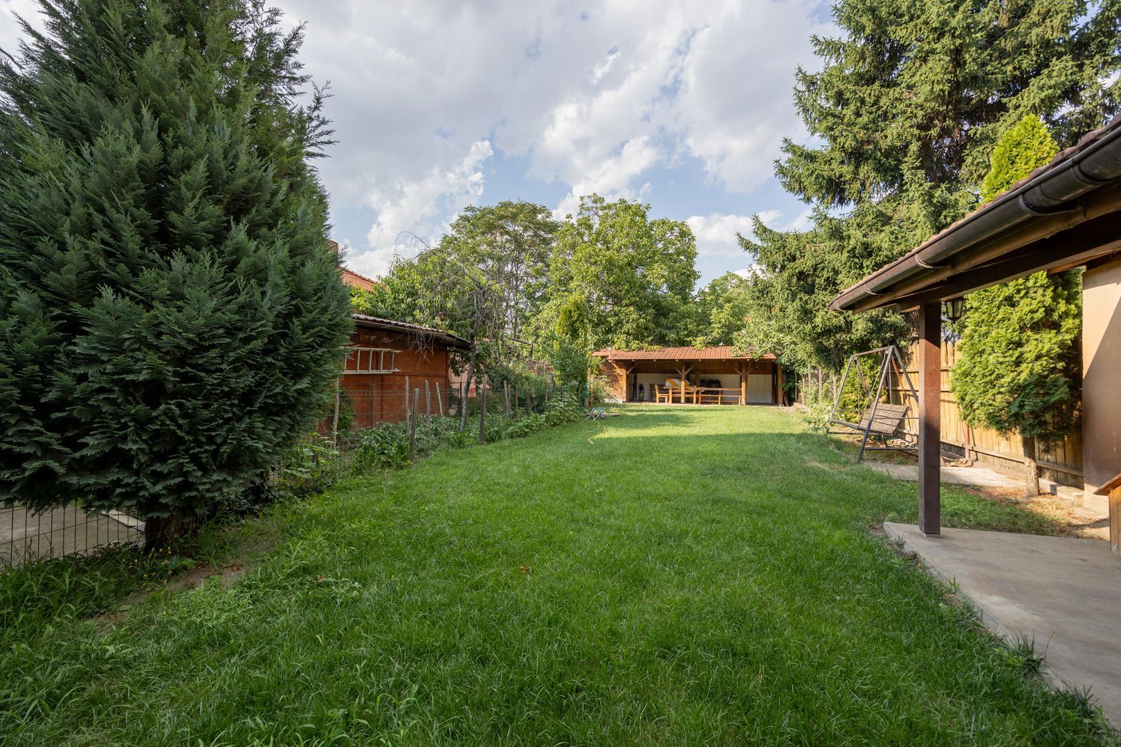 Apartament ultracentral cu 3 camere, 2 băi și curte privată