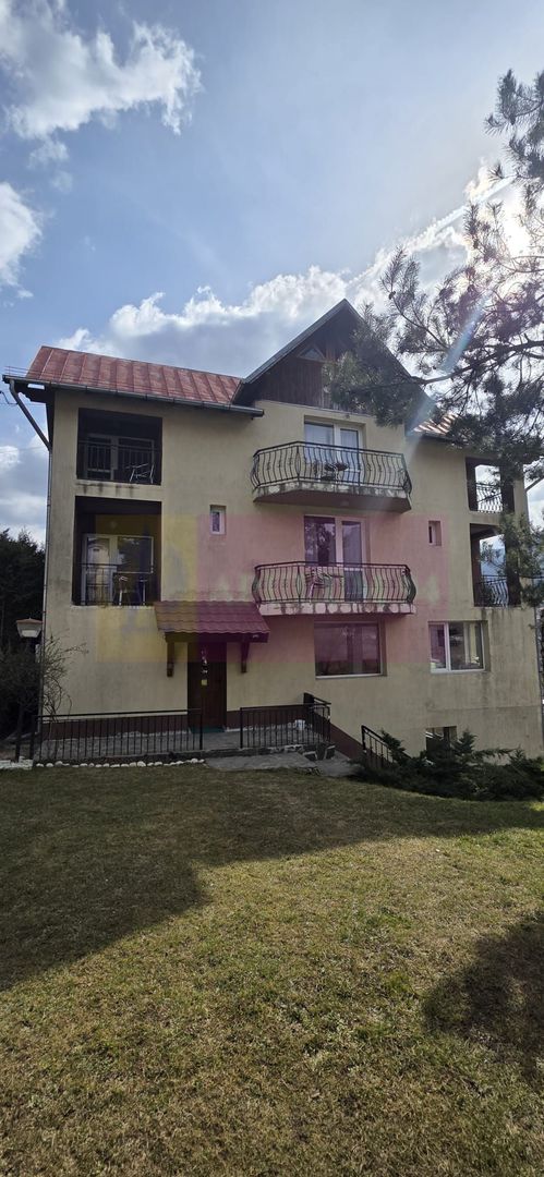 Vila de vânzare cu 8 camere și garj in Busteni