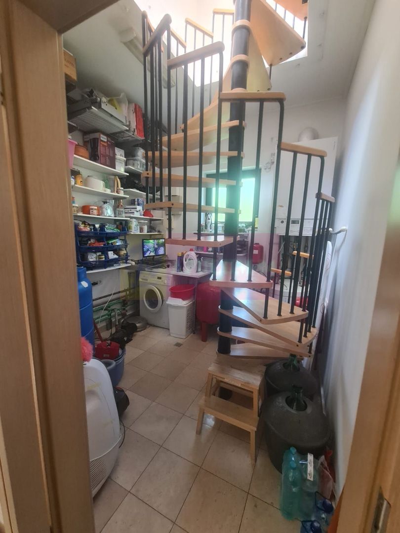 Vila de vanzare cu 6 camere in Cornu (teren 6.600 mp)