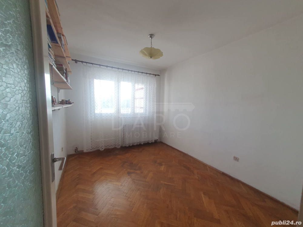Vând apartament 4 camere in Dâmb