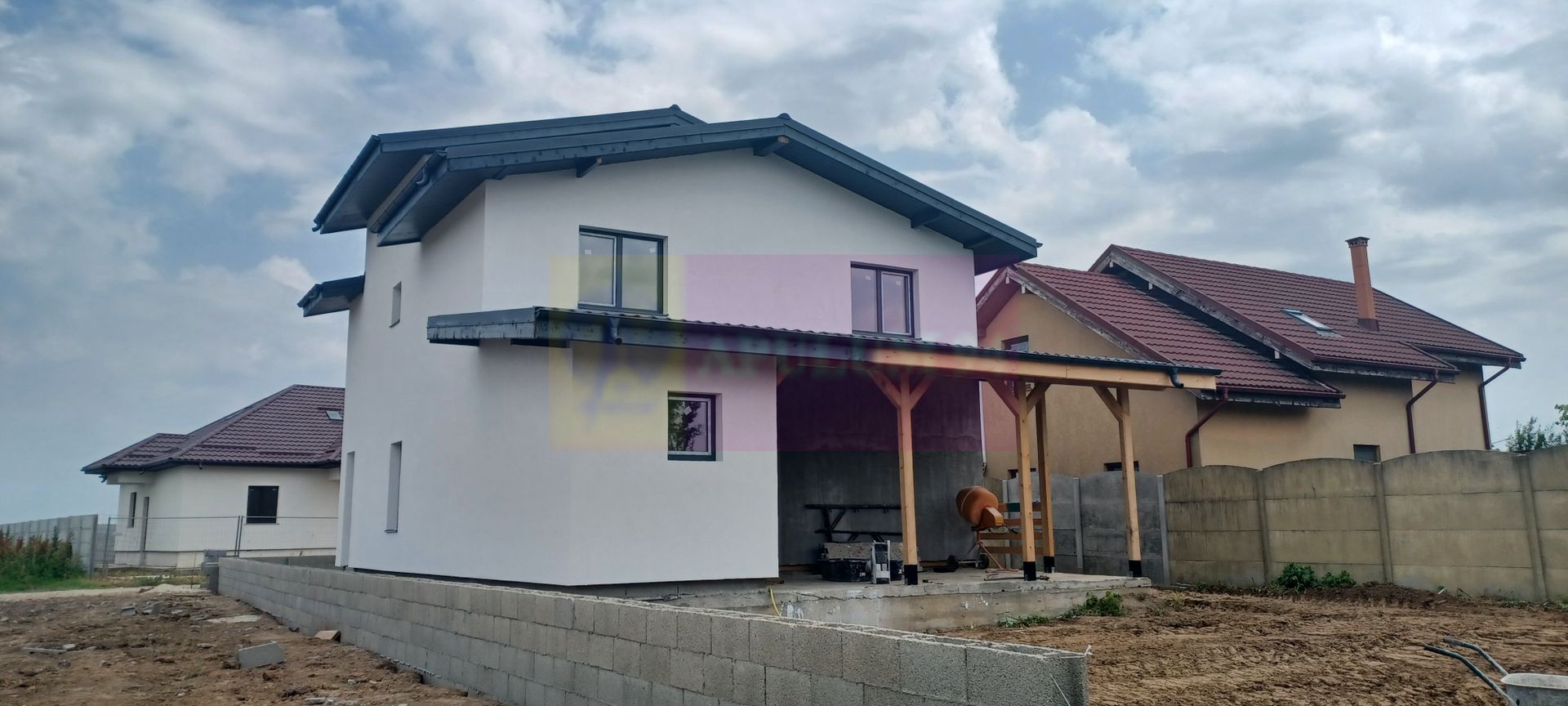 Săbăreni, casă parter + etaj, 5 camere, 3 bai, terasă acoperită, CT
