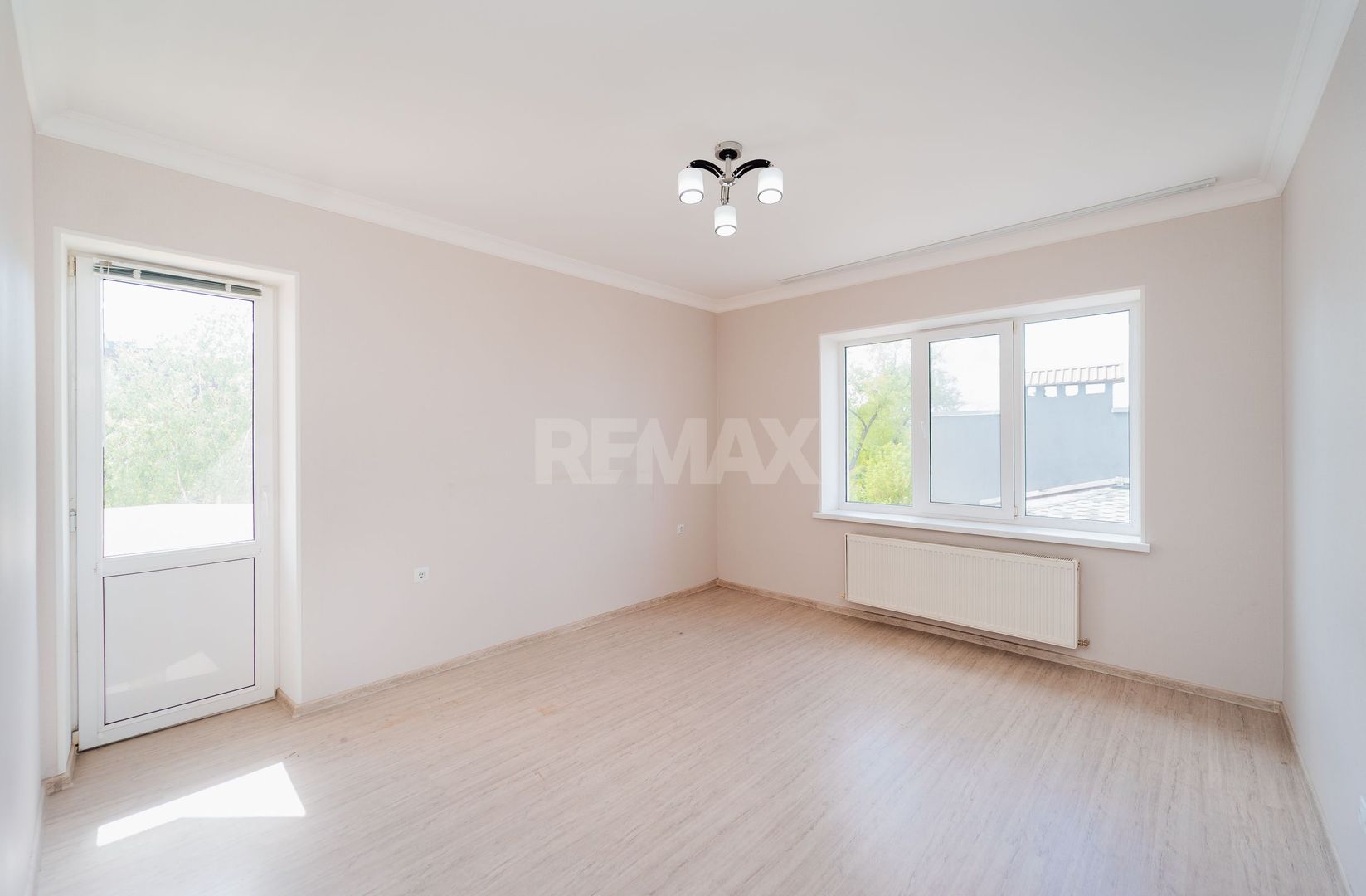 De vinzare Apartament 2 camere si balcon + living cu logie - imaginea 5