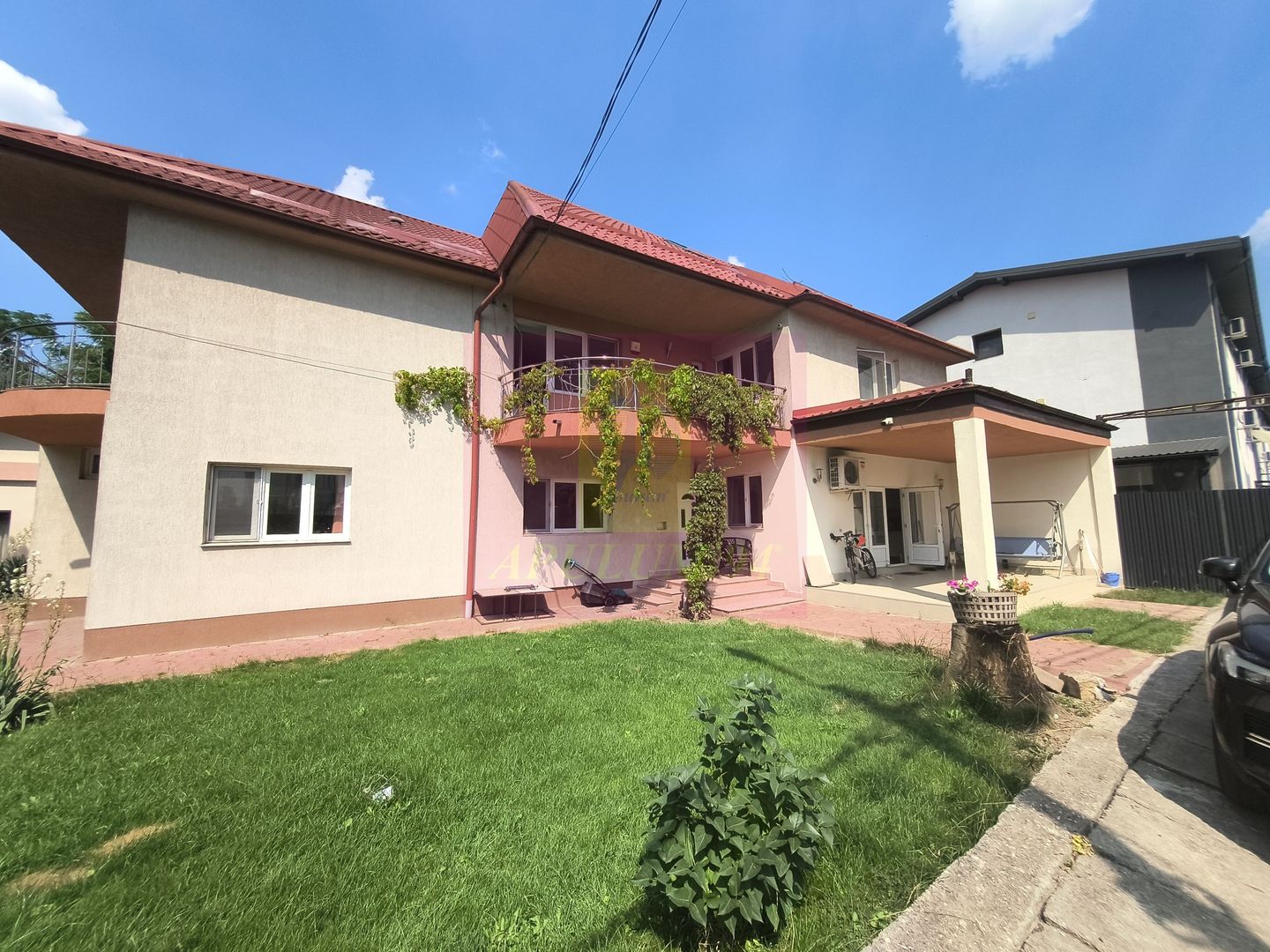 Vila de lângă Catedrala Ortodoxă ,,Sfânta Cuvioasă Parascheva"