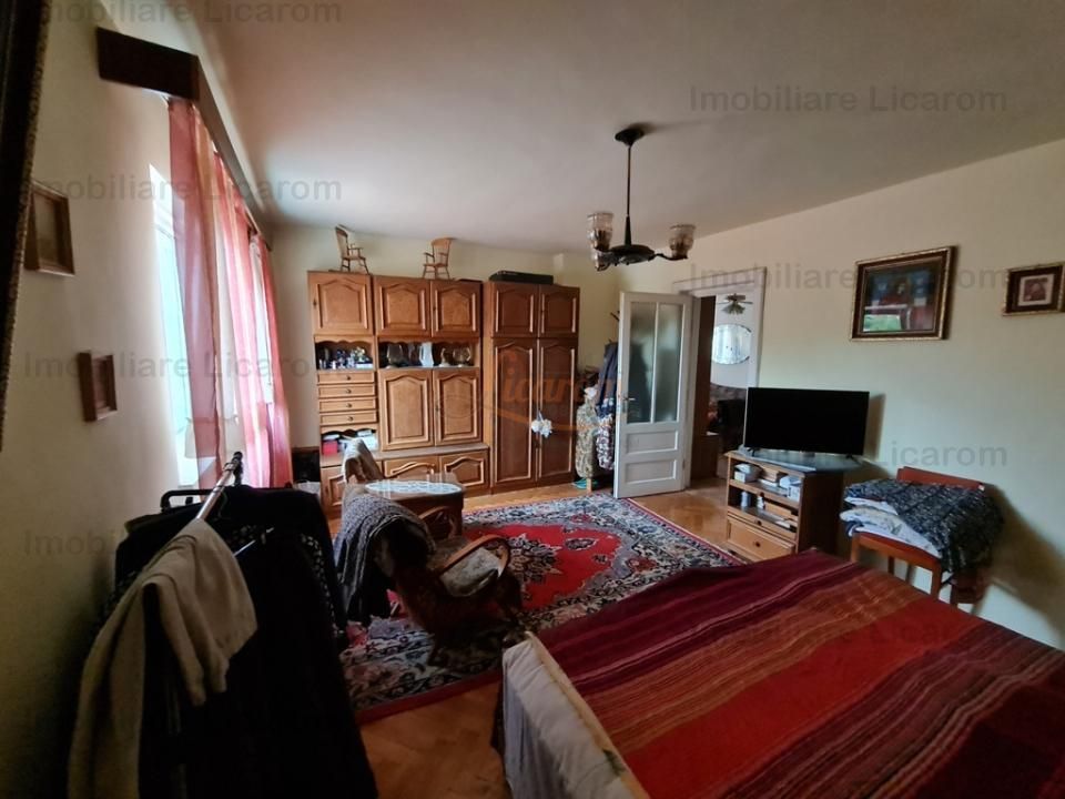 Proprietate individuala-3 apartamente,spatiu comercial,garaje,gradina,curte - imaginea 9