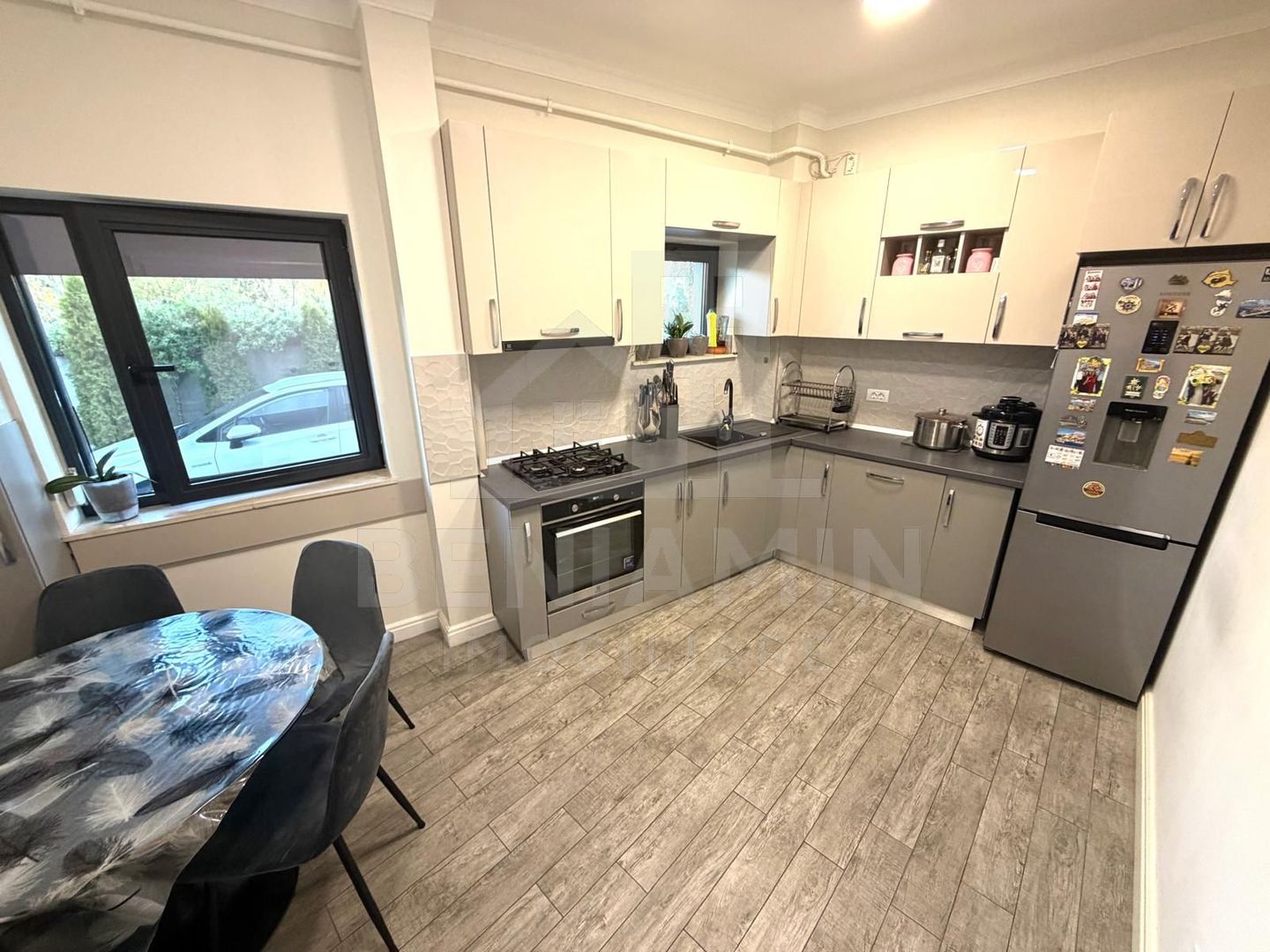 Apartament decomandat deosebit 3 camere 2 bai bloc 2020 cu parcare - imaginea 3