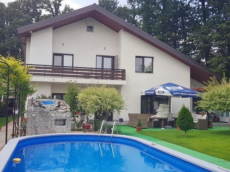 Afumati vila 8 camere , teren 1300 mp , piscina