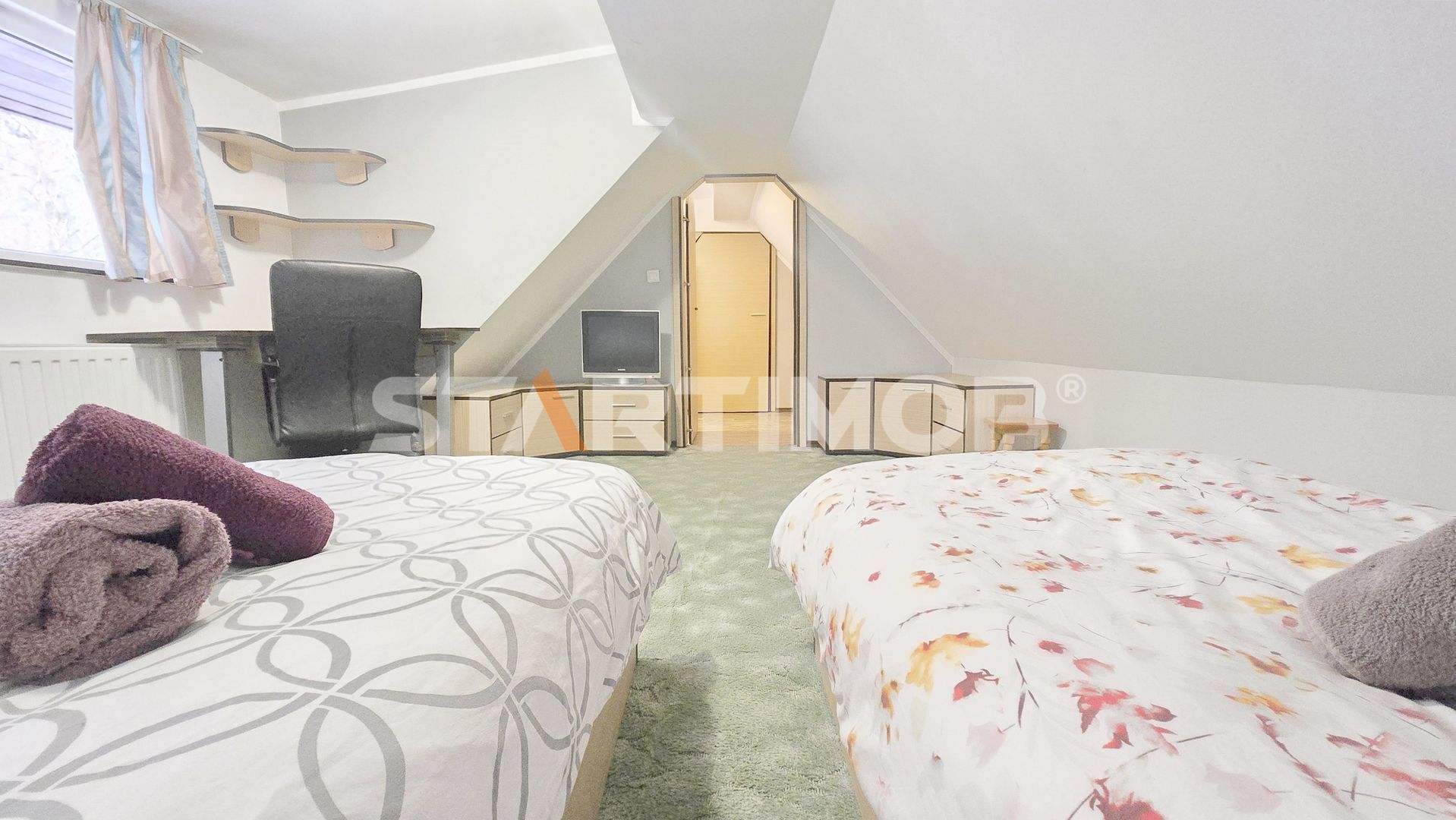 Apartament cu  trei camere la casa