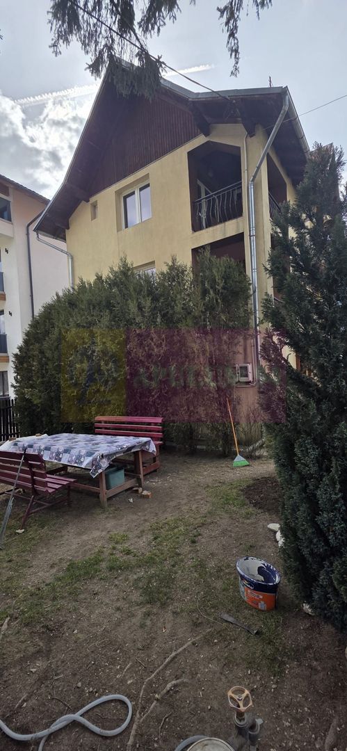 Vila de vânzare cu 8 camere și garj in Busteni