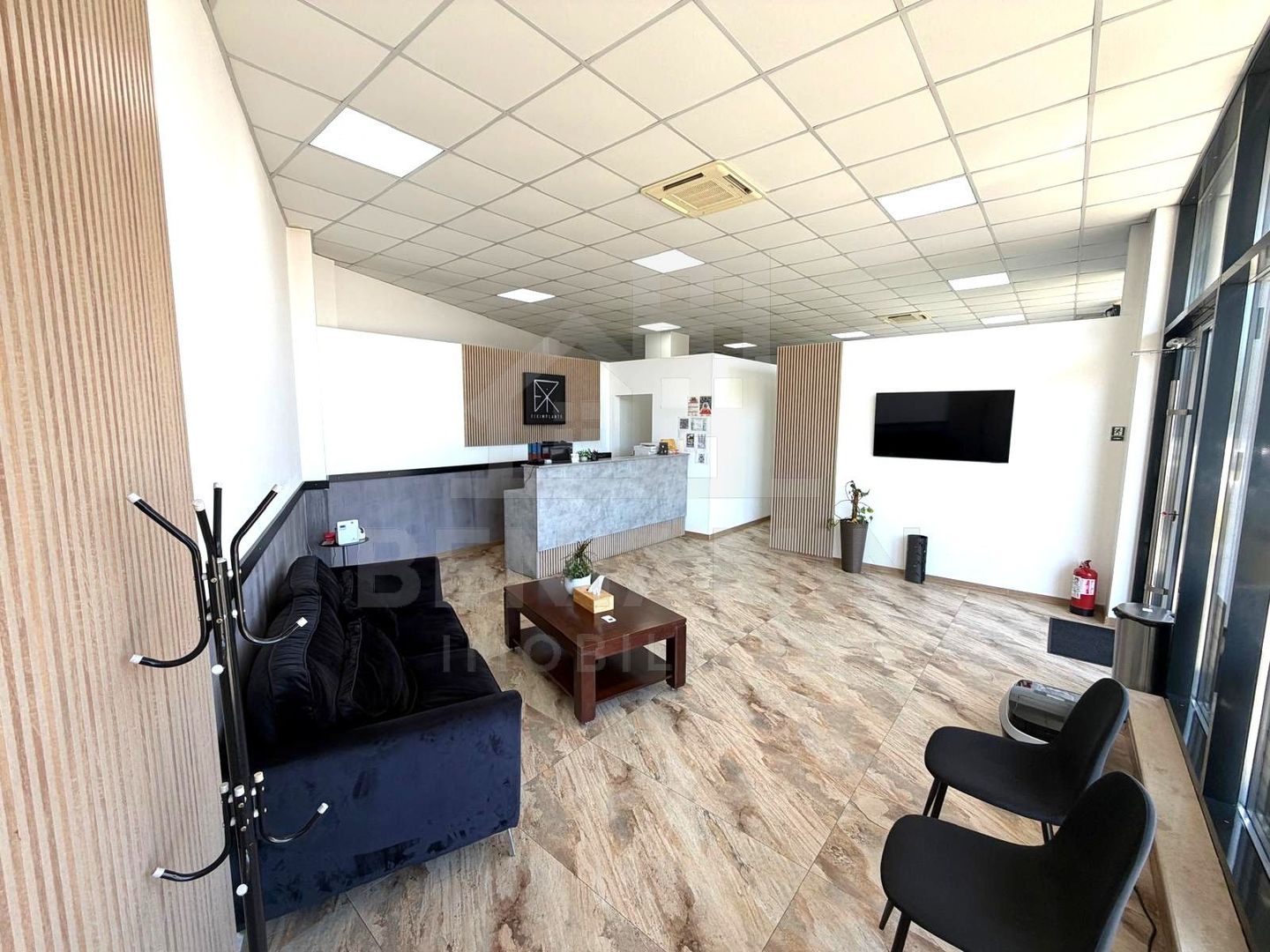 Spatiu comercial pe Bulevardul Decebal - Rovine - Helmat 121mp - imaginea 4
