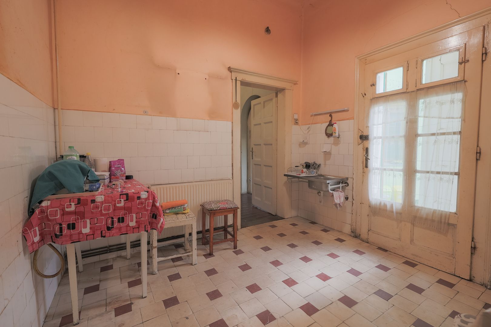 Imagine 13 - VILĂ INTERBELICĂ CU TEREN GENEROS ȘI SPAȚIU COMERCIAL . VÂRFUL CU DOR