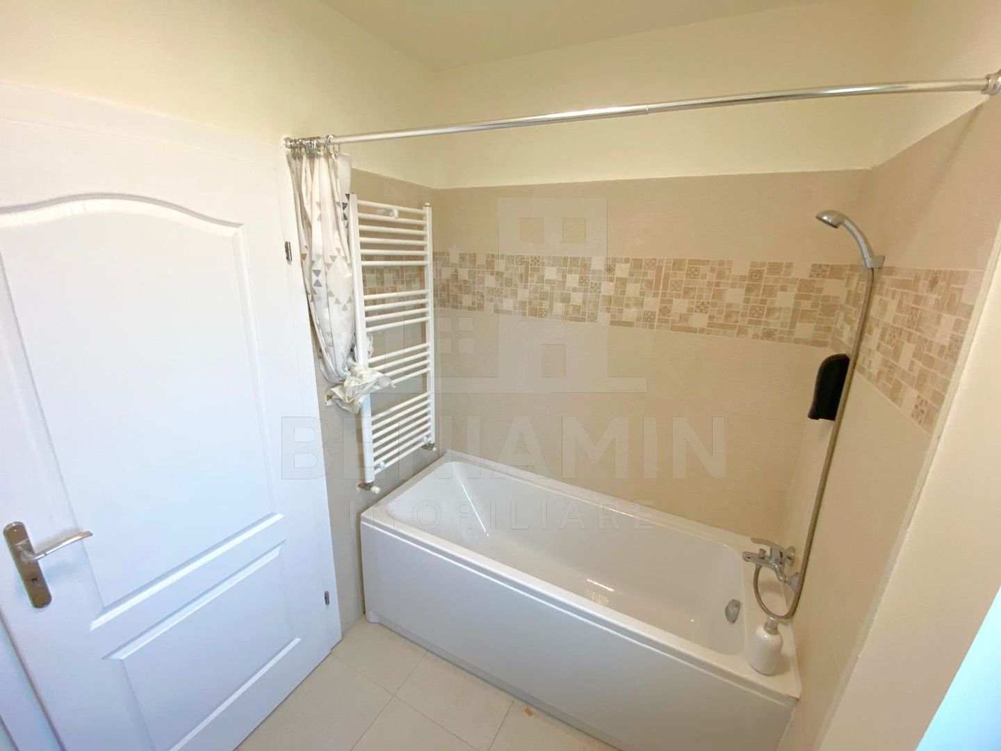 Apartament modern 3 camere-Zona Ciuperca-Loc de parcare-Disponibil - imaginea 11