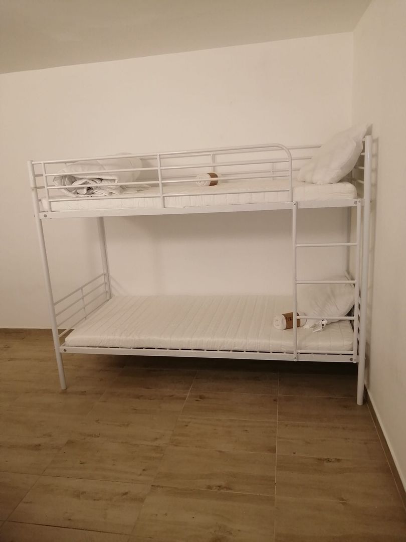 Etaj de inchiriat/ camere+ bai/bucatarie/spalatorie