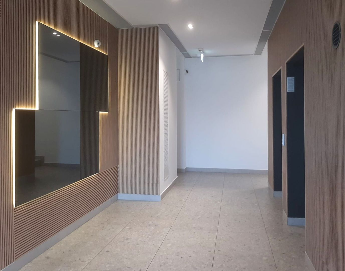 Vanzare Apartament modern cu 2 camere etaj 3 langa Petrom City - imaginea 19