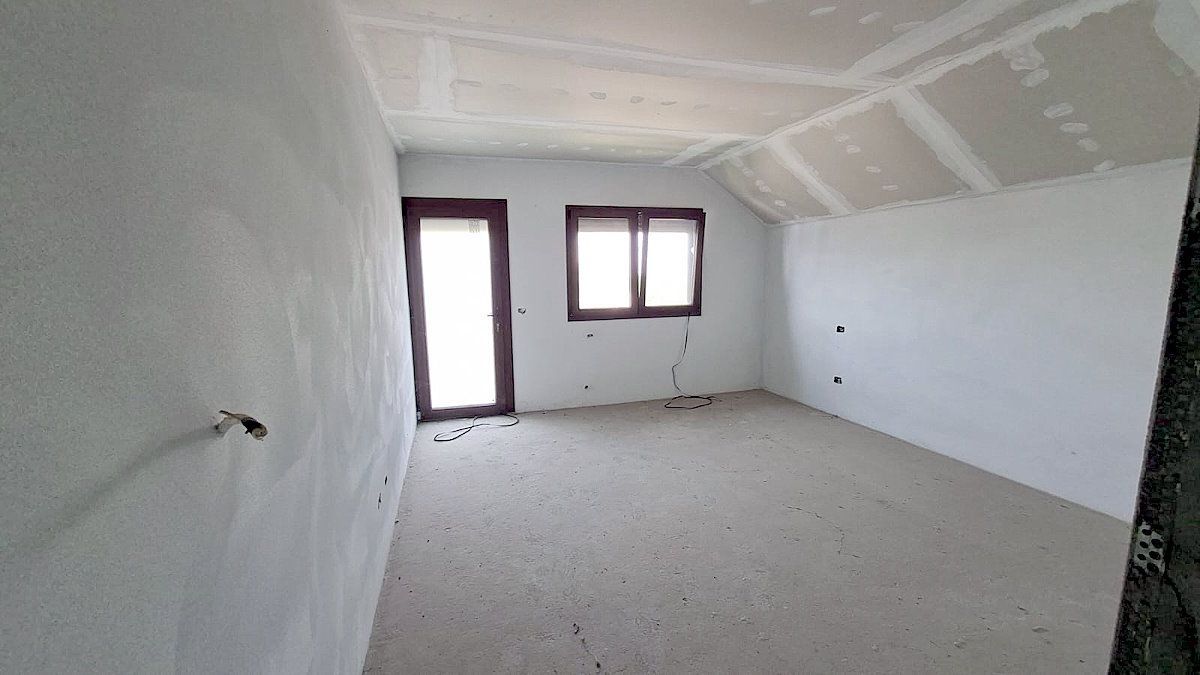 Casă tip vilă cu teren 2426 mp în Matca – oportunitate la 115.000 € - imaginea 4