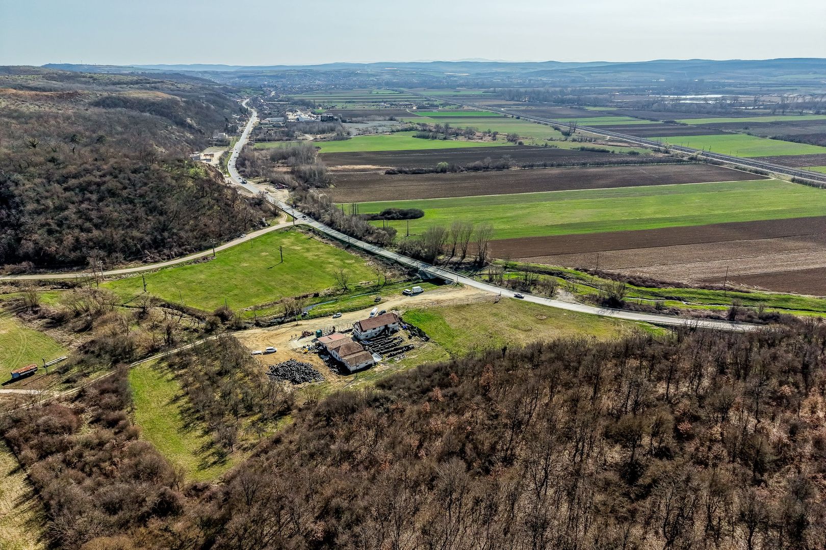 Imagine 3 - 1,2 ha teren comercial/industrial cu hale in Baratca Paulis Arad