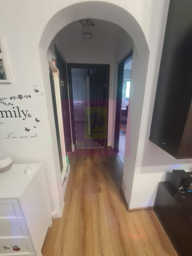 Apartament cu 3 camere de vanzare in Campina - Zona Cuza - imaginea 3
