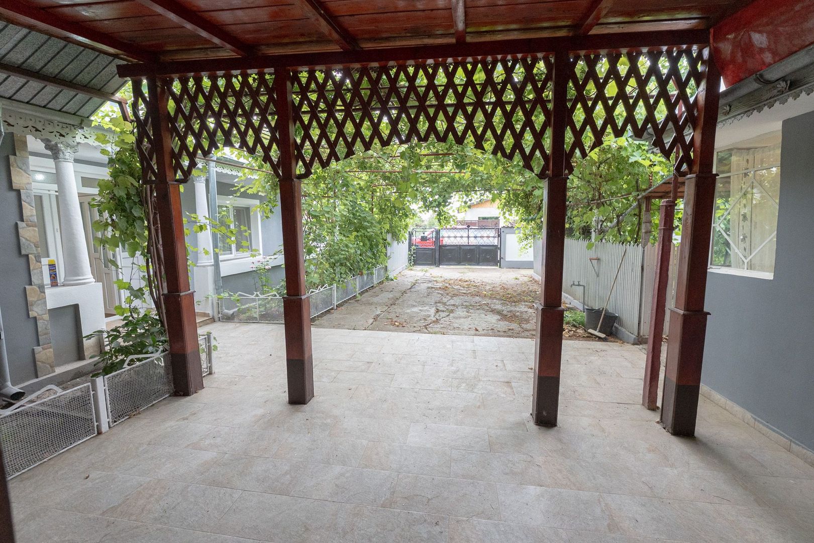 Casă cu 5 camere, complet renovată cu teren 920 mp în Tecuci - imaginea 4