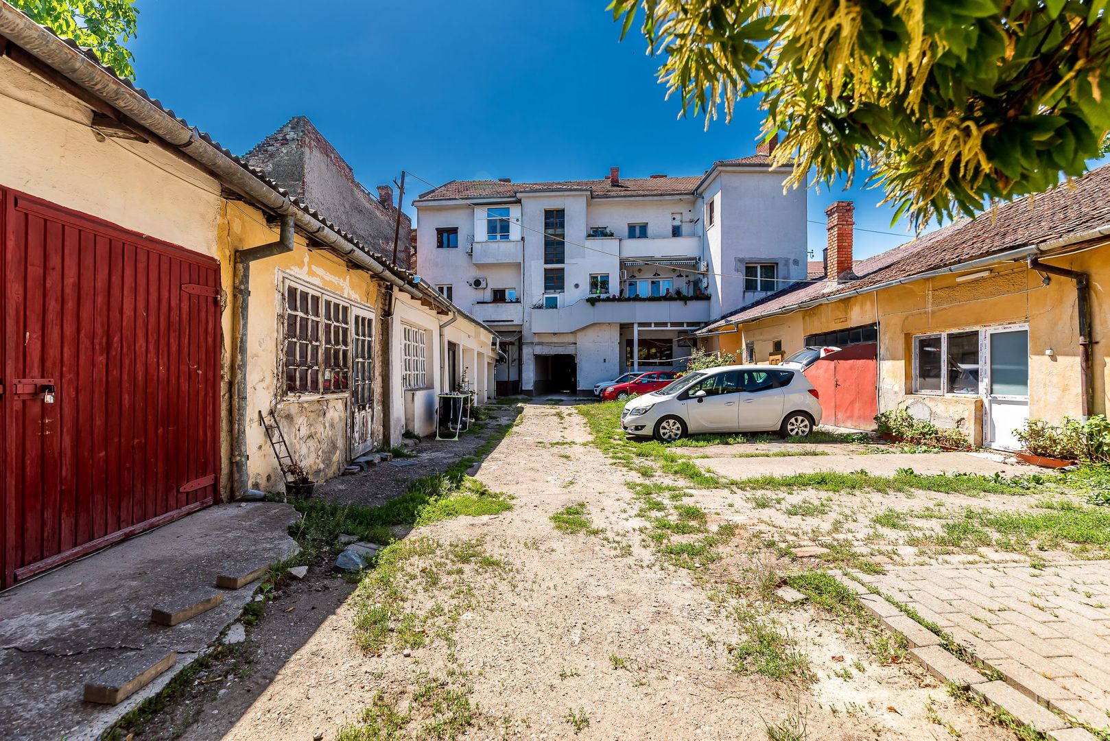 Imagine 7 - Apartament în centru cu acces auto și garaj propriu