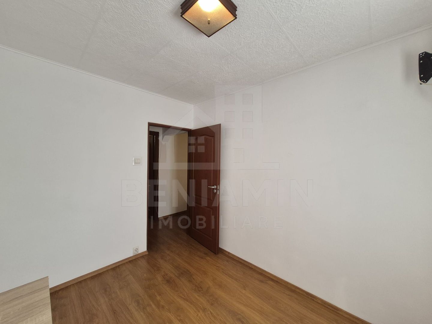 3Camere-50mp-Etaj3- Centrala Termica-50mp-Aer Conditionat-Cv9-Materna - imaginea 6